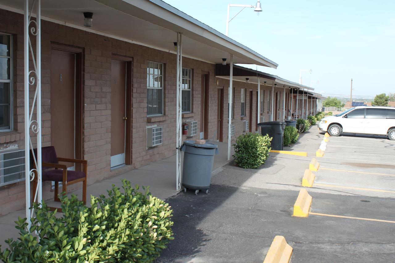 Sparks Deluxe Inn Motel מראה חיצוני תמונה