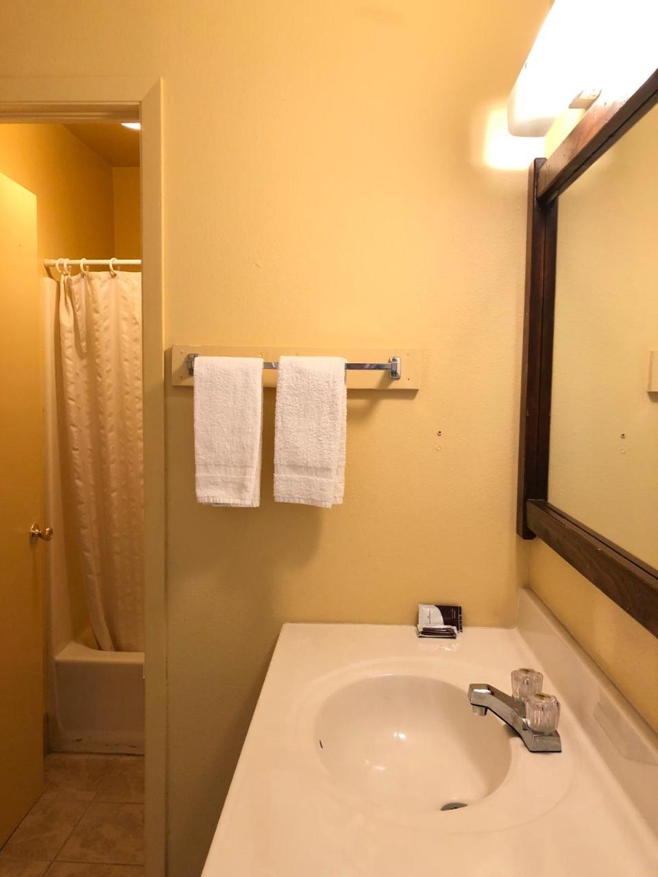 Sparks Deluxe Inn Motel מראה חיצוני תמונה